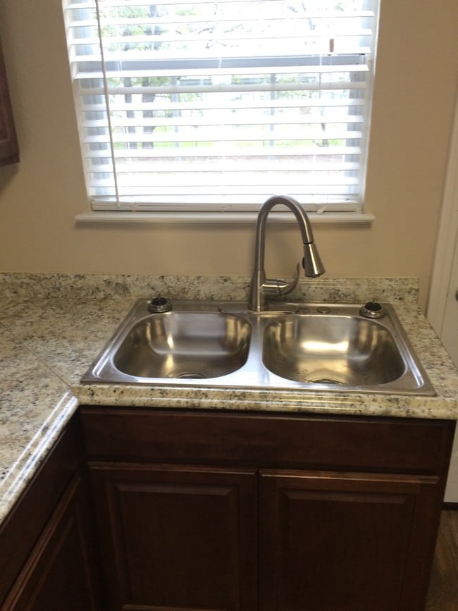 Building Photo - 1712 Poage Ave