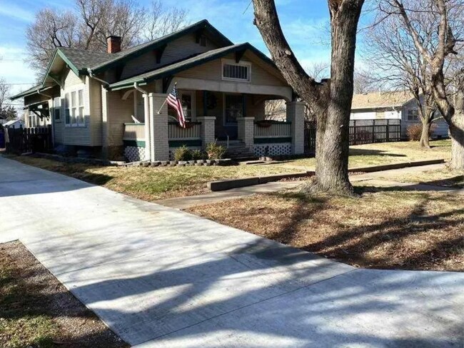 Primary Photo - Spacious 3 bedroom home with finished base...