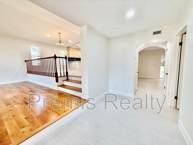 Building Photo - 957 Weathersfield Dr