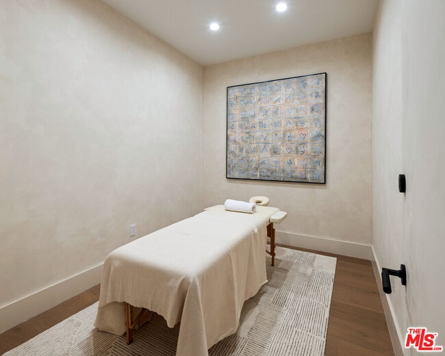 Building Photo - 565 Toyopa Dr