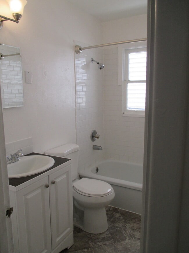 Building Photo - Mid Century Modern 1 Bedroom, 2 Blocks to Pacific U