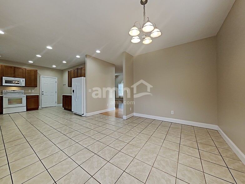 Building Photo - 8123 Chestnut Hill Ln
