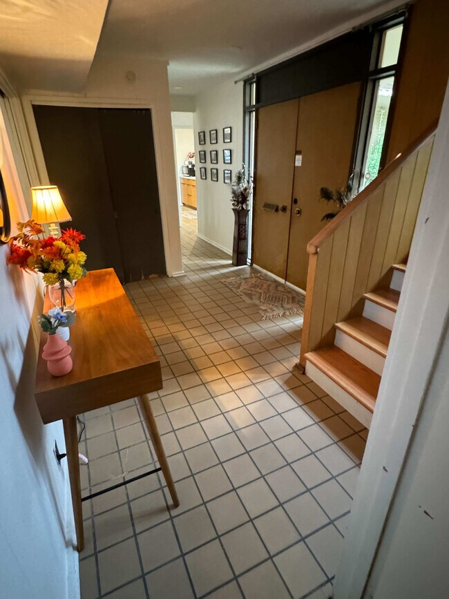 Building Photo - 305 Indian Creek Dr E