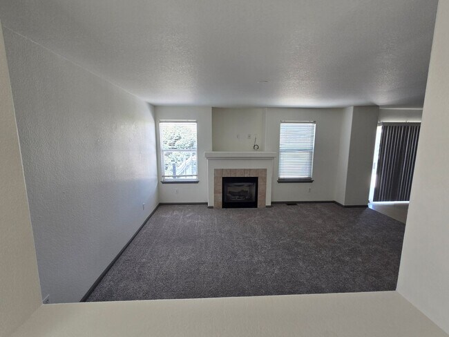 Building Photo - Spacious and Bright 4 Bedroom Home with Garage and Basement Now Available!