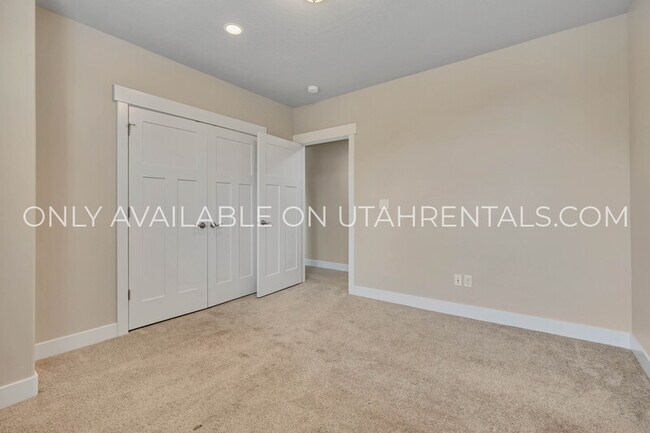 Building Photo - 874 S Aspen Wy