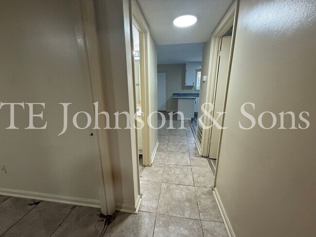 Building Photo - 1506 Oakshire-Water Included
