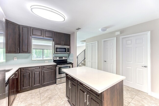 Building Photo - 660 Coventry St