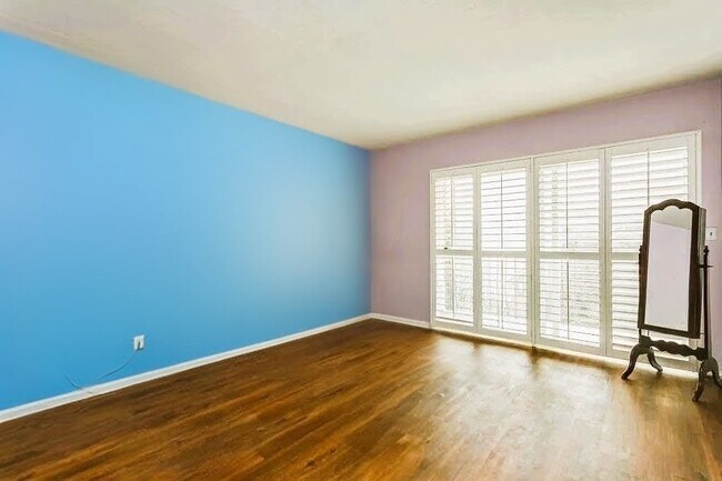 BR1 is large with plenty of light - 138 S Bryn Mawr St