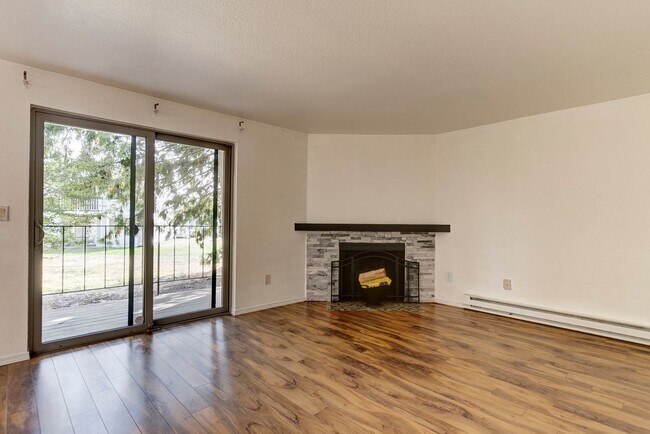 Building Photo - 2 Bedroom Downstairs Condo with Washer/Dry...