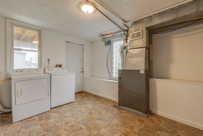 Building Photo - AVAILABLE AUGUST 2026 - 2 Bedroom Home w/ Original Layout!