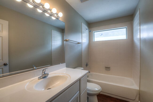 Building Photo - Spacious 4BR/3BA Duplex – Moving Special Available!