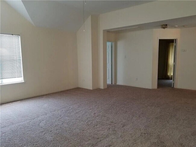 Building Photo - Stunning 5-Bedroom, 3-Bath Home with Over ...