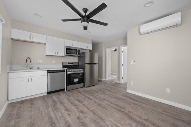Building Photo - Bedrooms for Rent!