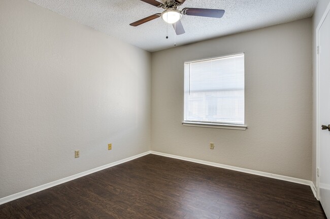 Building Photo - Hulen Park Humble Abode Duplex!