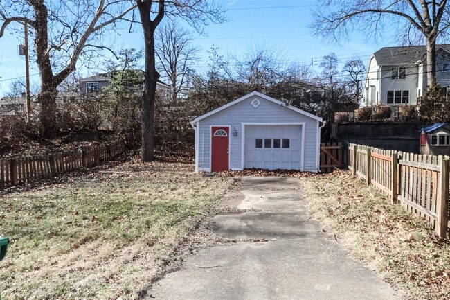 Building Photo - 2627 Louis Ave