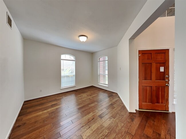 Building Photo - 3719 Pine Lake Dr