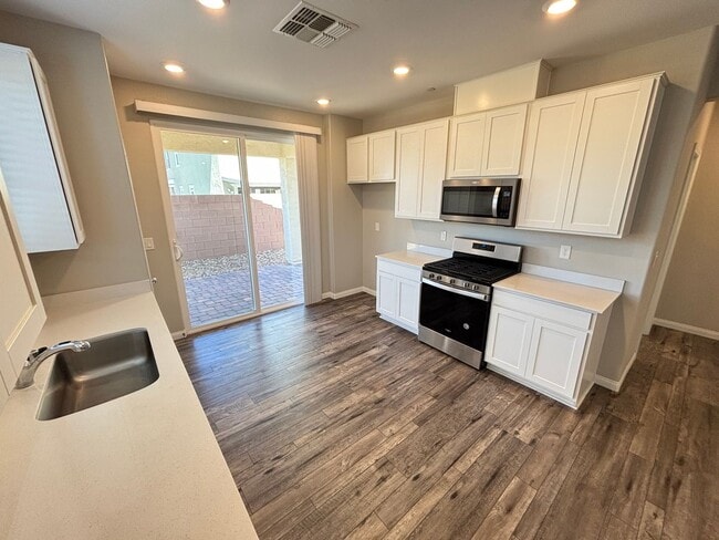Building Photo - Beautifully Upgraded Single-Story 2BED/2BA...