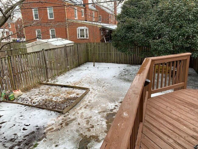 Building Photo - Beautiful 2 Bedroom 1 Bathroom End Unit, B...