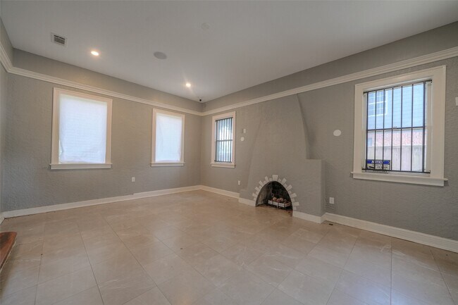 Building Photo - 2424 Southmore Blvd