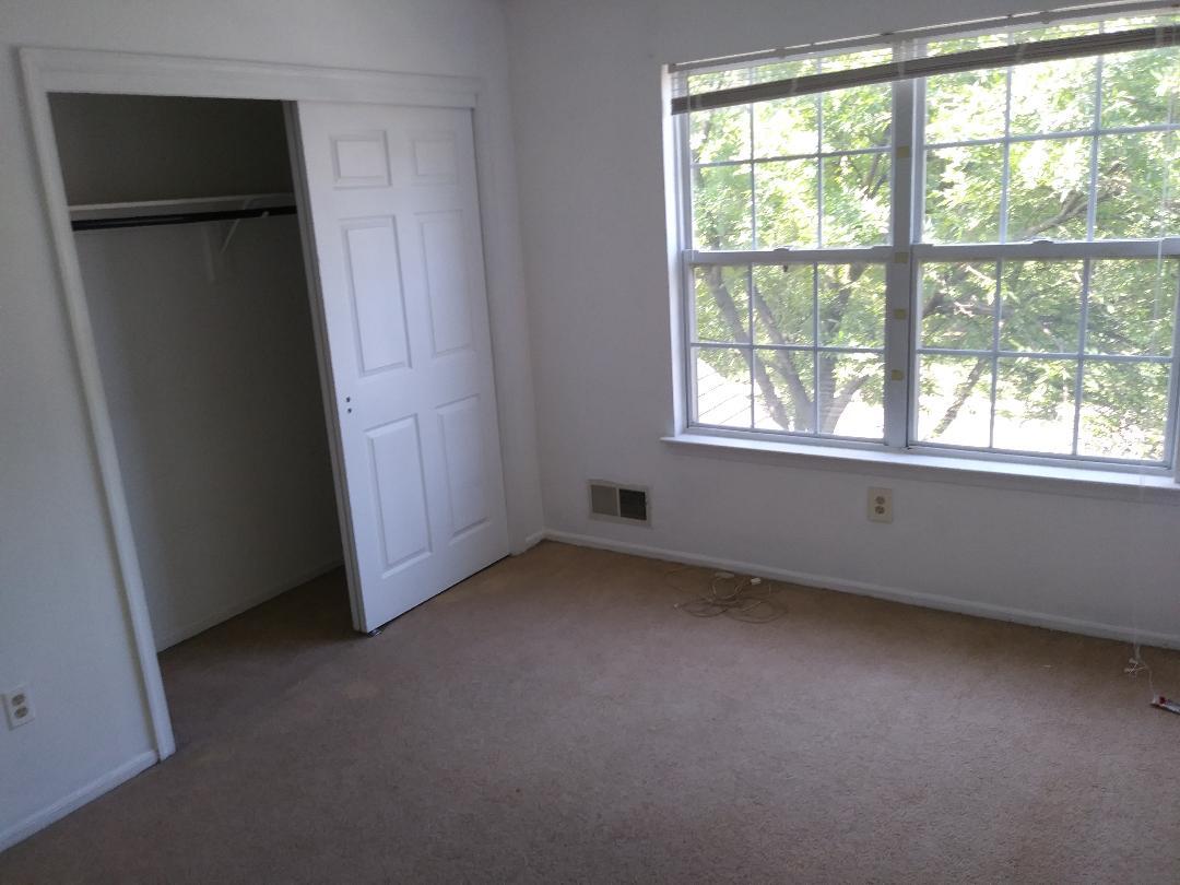 small bedroom - 424 Lackland Ave