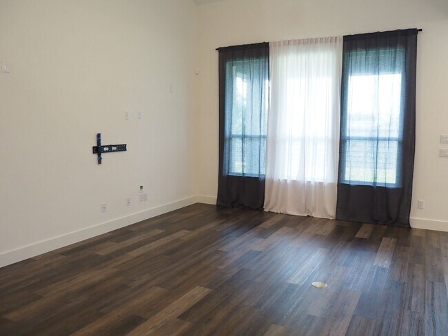 Building Photo - 5009 Shadetree St