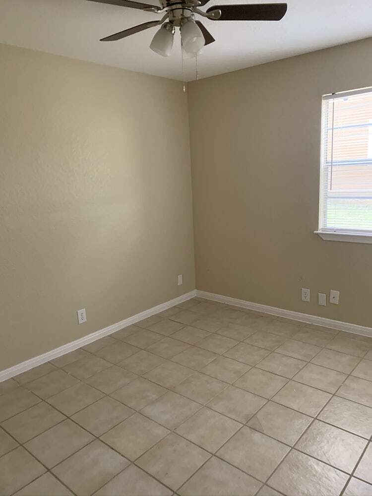 Building Photo - 303 Algerita Dr