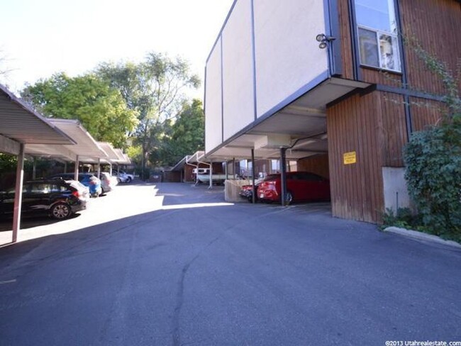 Building Photo - Great 2 bedroom Condo now Available!