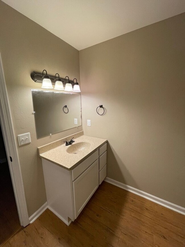 Building Photo - 2 bed 2 bath Duplex with Garage