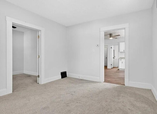 Building Photo - 9418 Parkview Ave