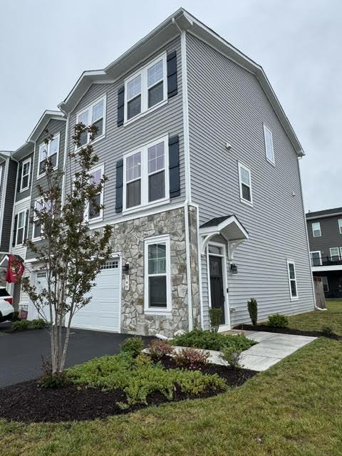 Building Photo - Upgraded 3BR End-Unit Townhome | 3.5 Baths | Garage | Lake Frederick