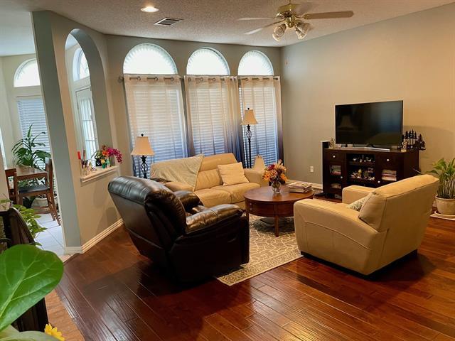 Building Photo - 704 Cottonwood Bend Dr