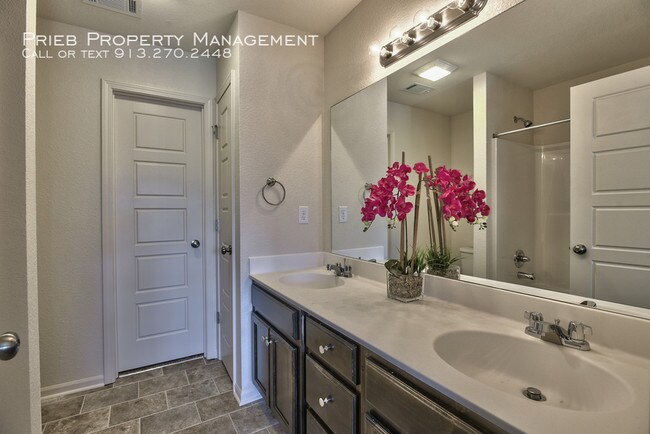 Building Photo - Prairie Haven Townhome - Available July 16th