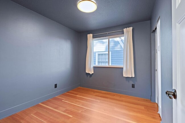 Building Photo - Beautiful 3-bdrm/2.5-bath contemporary craft home w/ lots of character. A/C, fireplace, fenced ba...