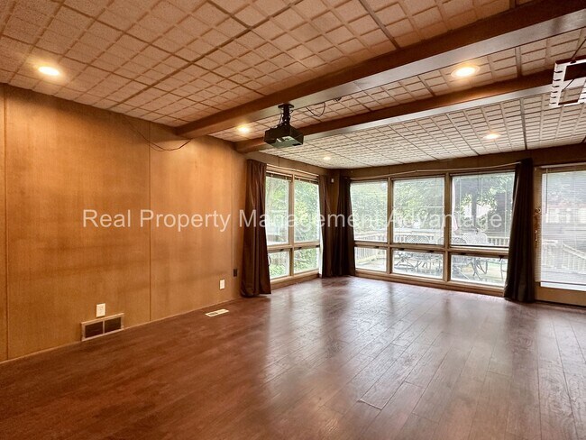 Building Photo - Charming Colonial-Style Home in the Desira...