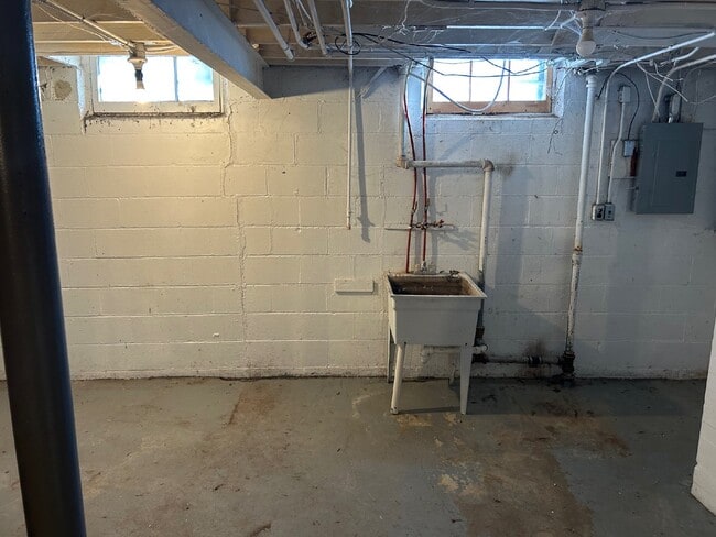 Building Photo - "Charming 3-Bed, 2-Bath Gem on North 42nd Street, Milwaukee!"