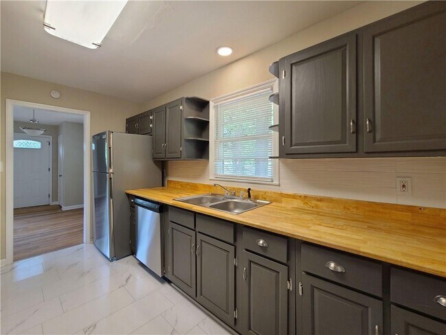 Building Photo - 3225 Forrest Hills Dr SW