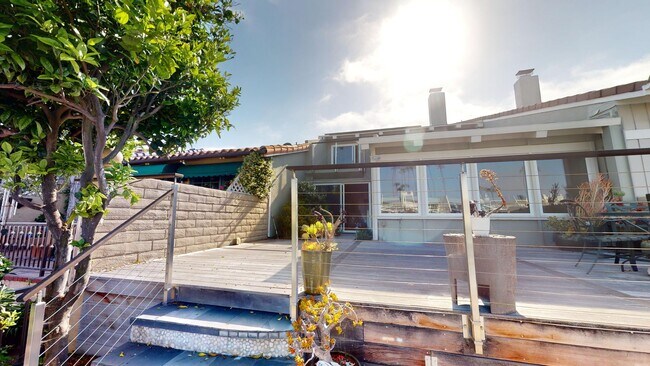 Building Photo - Beautifully Updated Spacious 3 Bed 3 Bath Home in Coronado Cays Available for Lease!