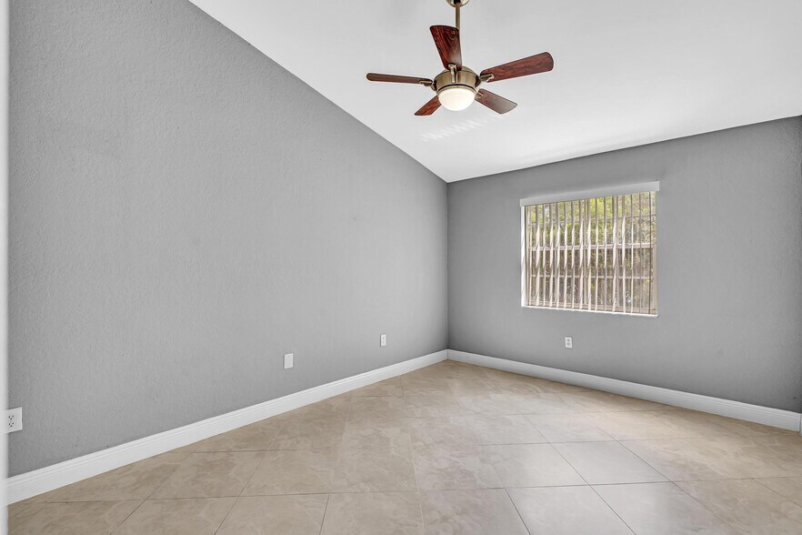 Building Photo - 1255 SW 46th Ave