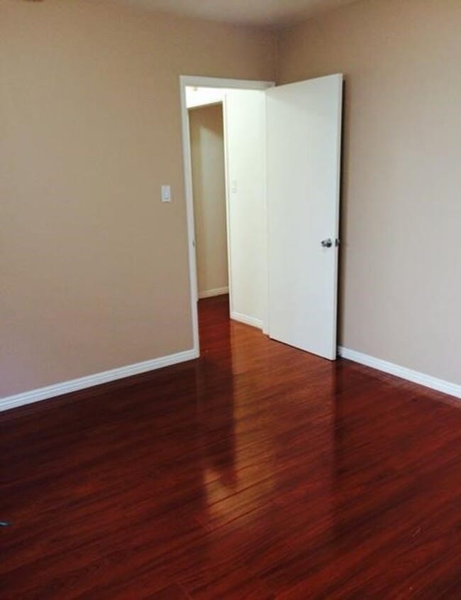 Building Photo - Beautiful One bedroom in gated complex one block from Ocean In Long Beach