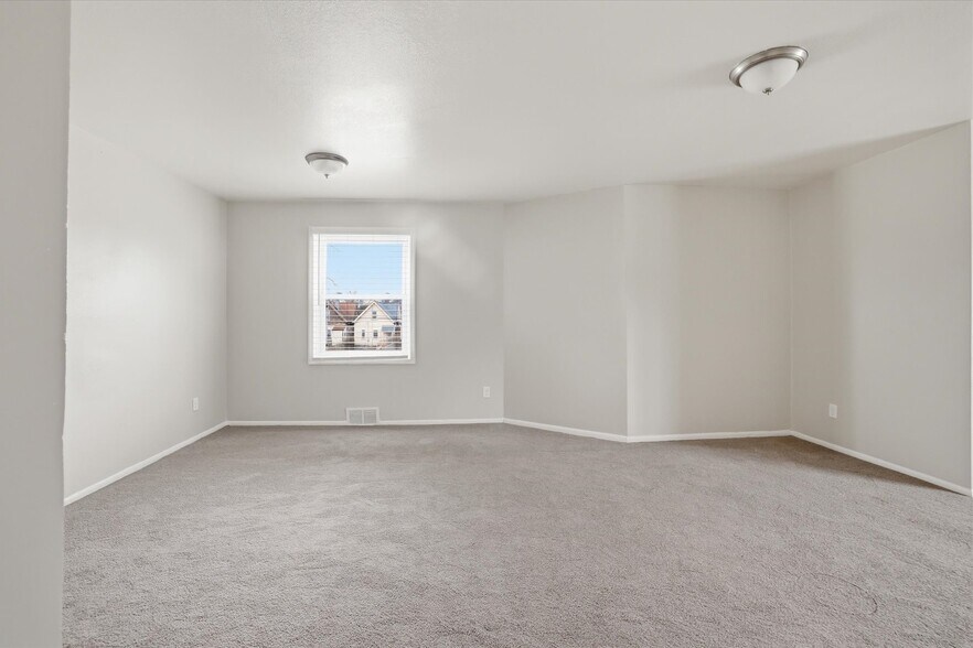 Living room - 101 W Meinecke Ave