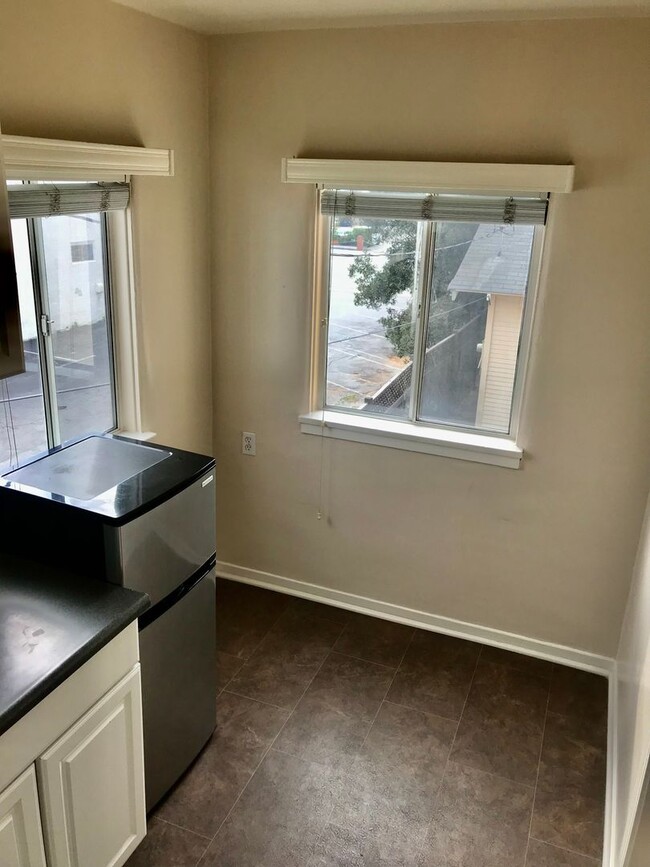 Building Photo - Adorable Upstairs Back Unit Duplex