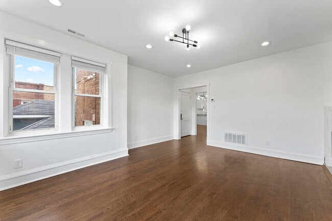 Building Photo - 5304 W Cornelia Ave