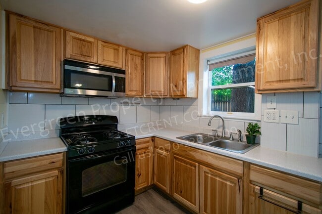 Building Photo - Updated Garden Level Apartment in Central ...