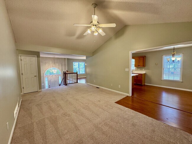 Building Photo - Home Sweet Dallas Home!