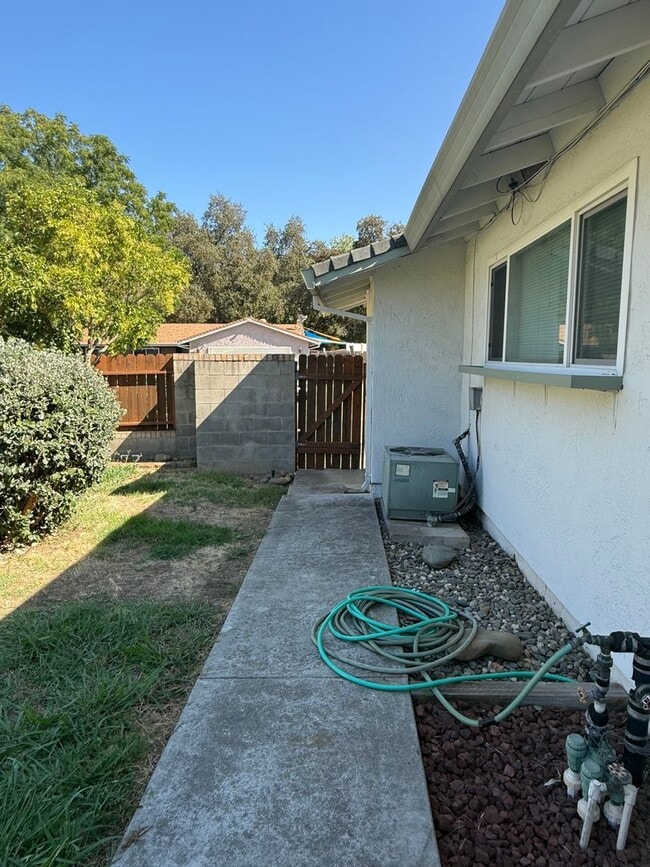 Building Photo - 3 bed 2 bath home available now!