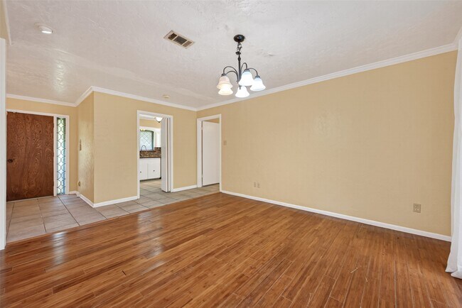 Building Photo - 1701 Mistletoe Ln