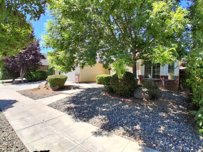 Building Photo - Desirable Clovis Single-Level Home: 3-bedroom, 2-bathroom