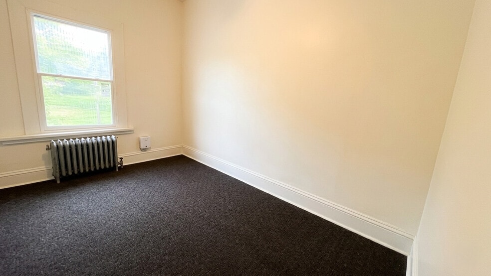 Building Photo - 5807 Hobart St