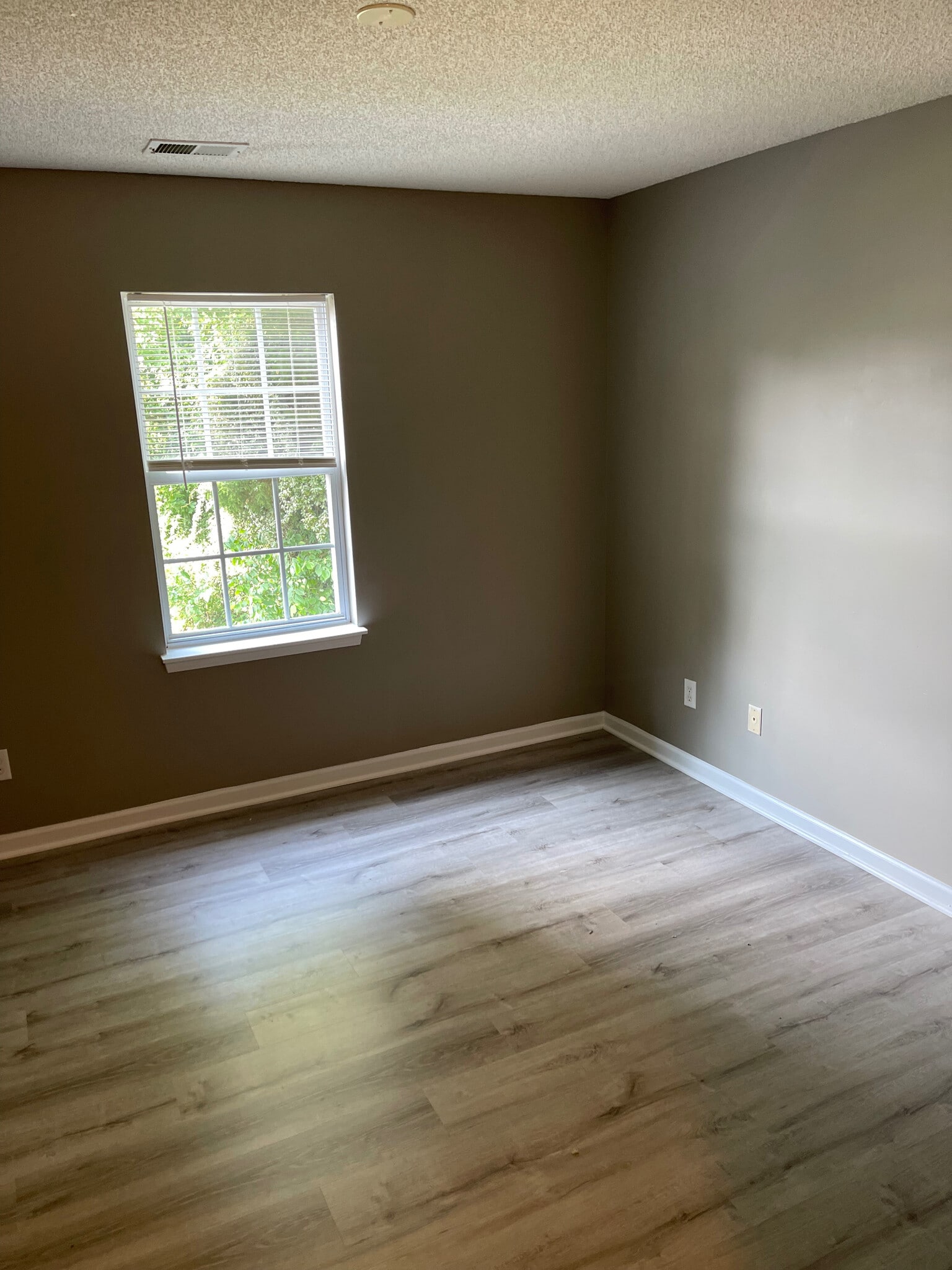 Building Photo - Room in Townhome on Petrea Ln