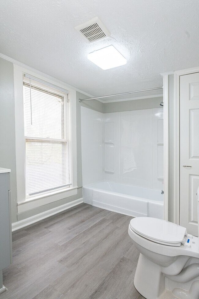 Building Photo - Beautifully renovated 2nd floor, 2 Bdr 1 bath unit in Maryville, TN - Available NOW with lower se...